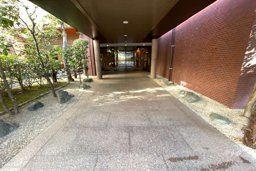 エントランスアプローチ内の通路