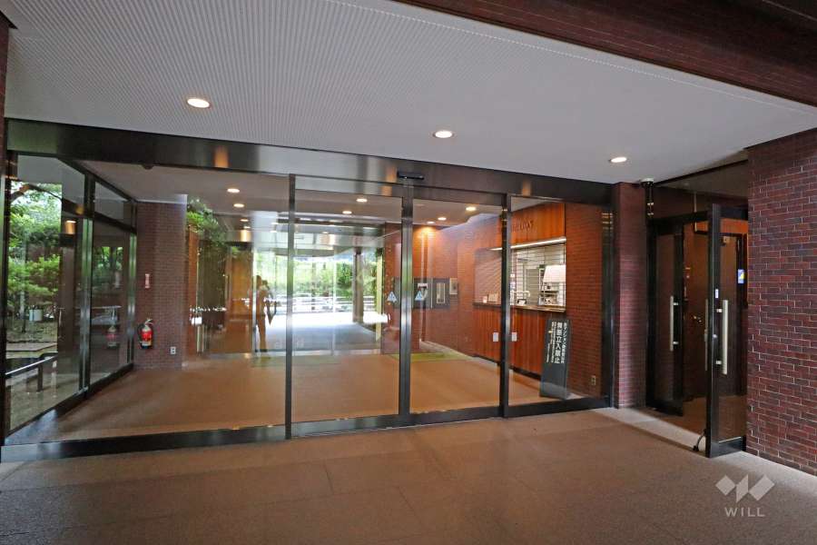 エントランスはオートロック付きです。