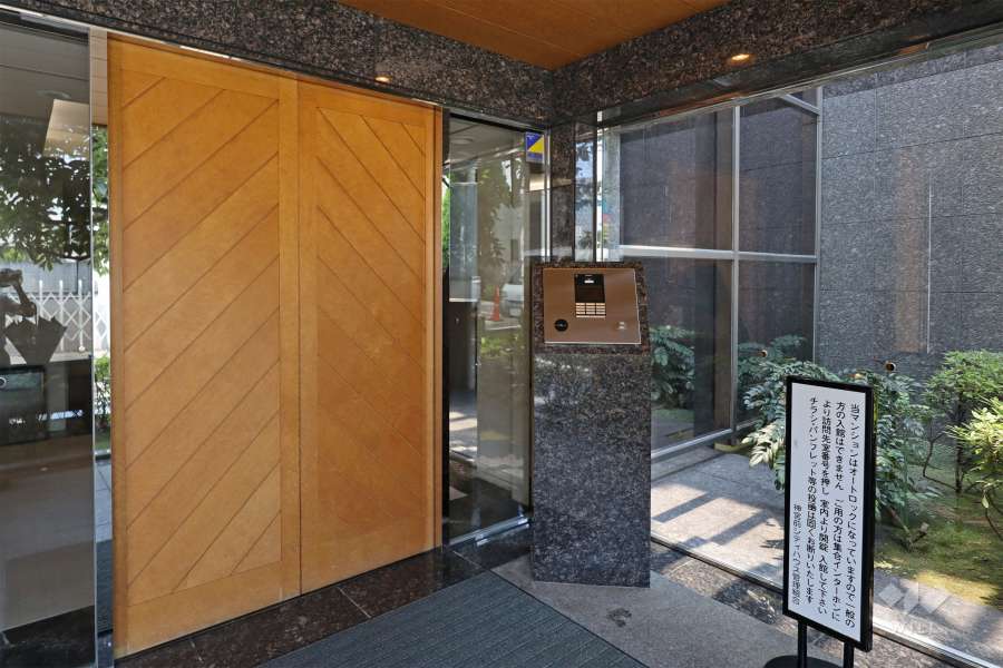 エントランスはオートロック付きです。