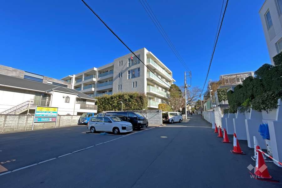 敷地南東側の前面道路（南西側から）