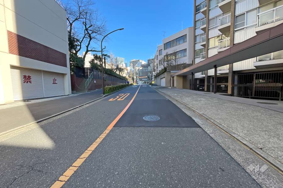 敷地西側の前面道路