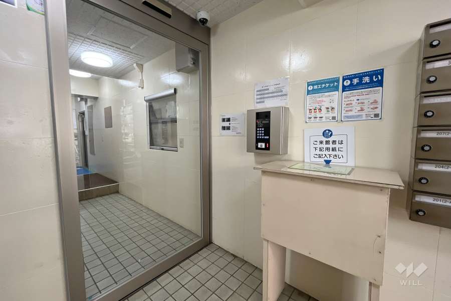 エントランスはオートロック付きです。