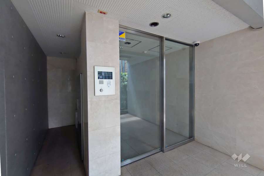 エントランスはオートロック付きです。