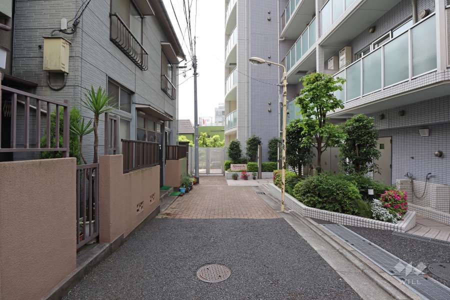 敷地南東側の前面道路(北東側から)