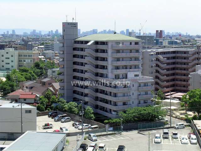 周辺にはマンションと一戸建てが混在し、少し離れて西側には三菱電機の工場があります。