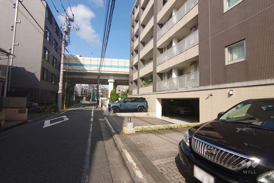 敷地北西側の前面道路（南西側から）