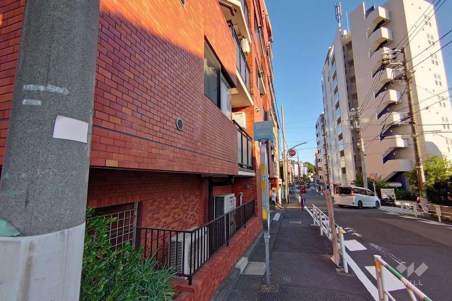 敷地西側の前面道路（北側から）