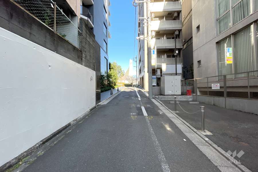 敷地西側の前面道路