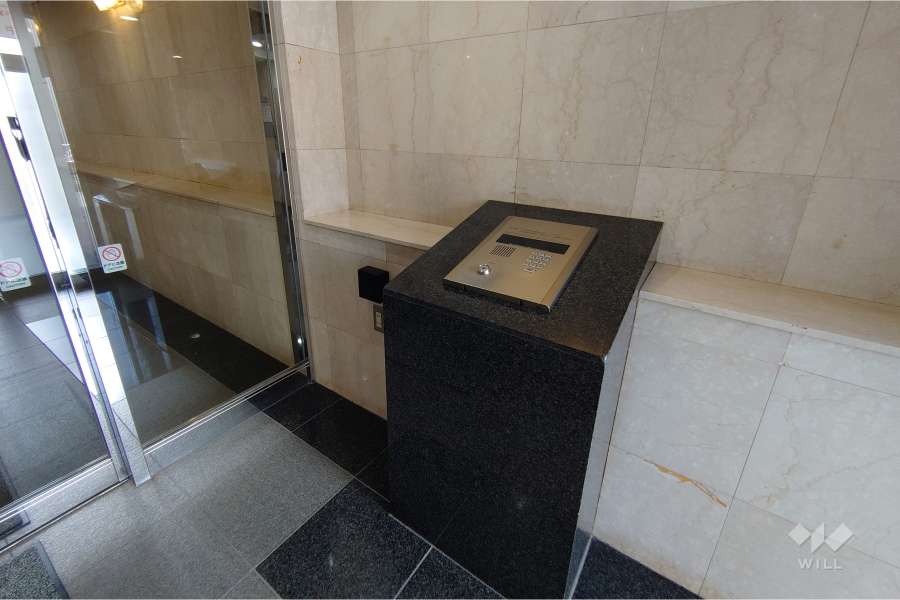 エントランスはオートロック付きです。