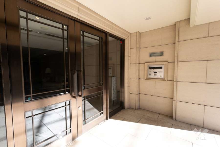 エントランスはオートロック付きです。