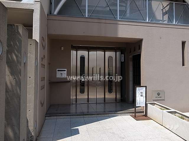 エントランスはオートロック付きです。