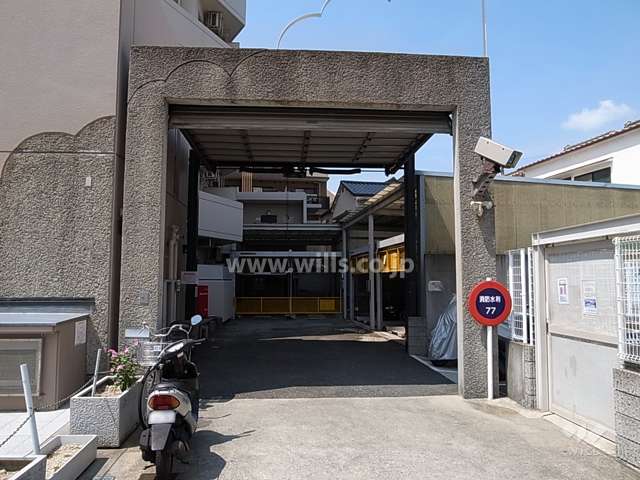 敷地内駐車場入り口