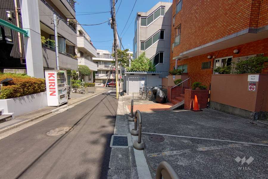 敷地北西側の前面道路（南西側から）