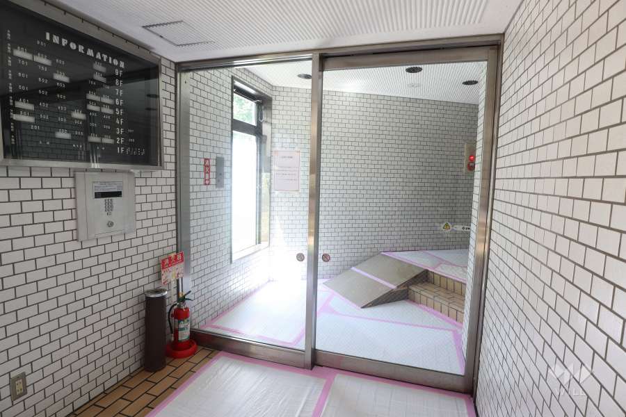 エントランスはオートロック付きです。