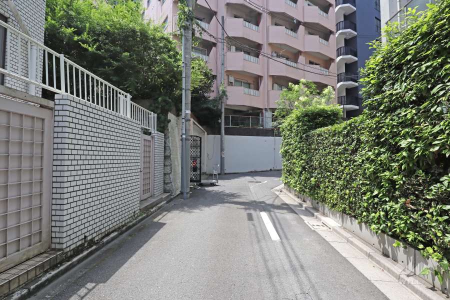 敷地北側の前面道路