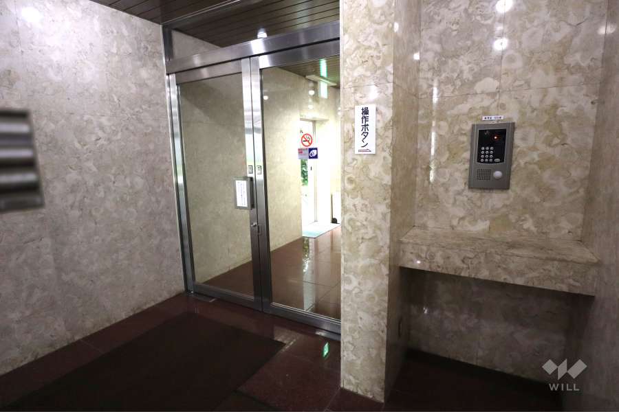 エントランスはオートロック付きです。