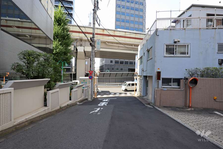 敷地西側の前面道路