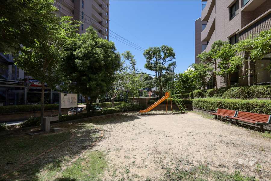 敷地に隣接して『栄町三丁目第三公園』があります。