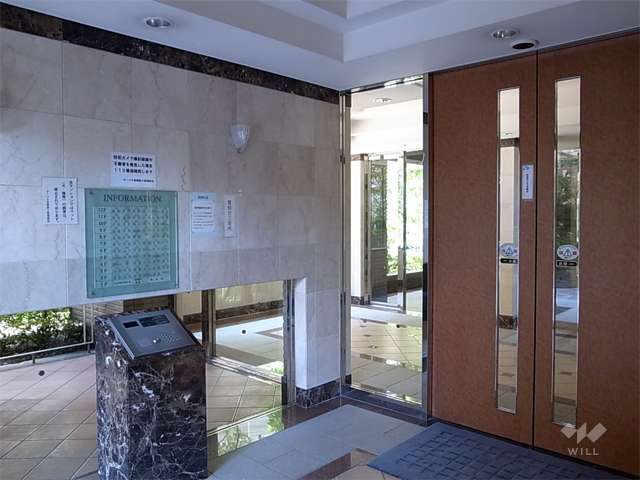 石張りの豪華な雰囲気のエントランス（オートロック付き）