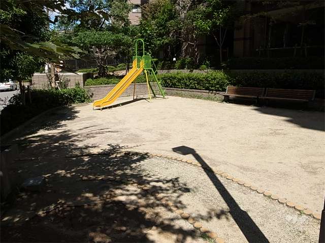敷地に隣接して小さな公園『栄町三丁目第三公園』があります。