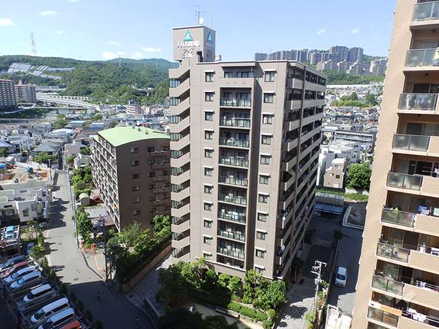 周辺はマンションが多く立ち並ぶ住宅地です。