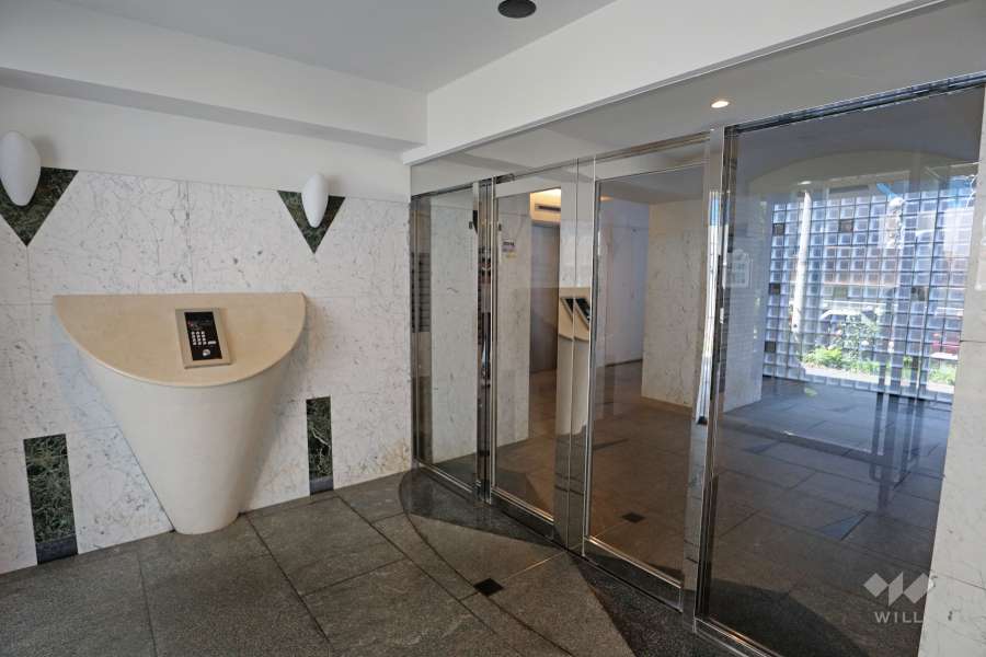 エントランスはオートロック付きです。