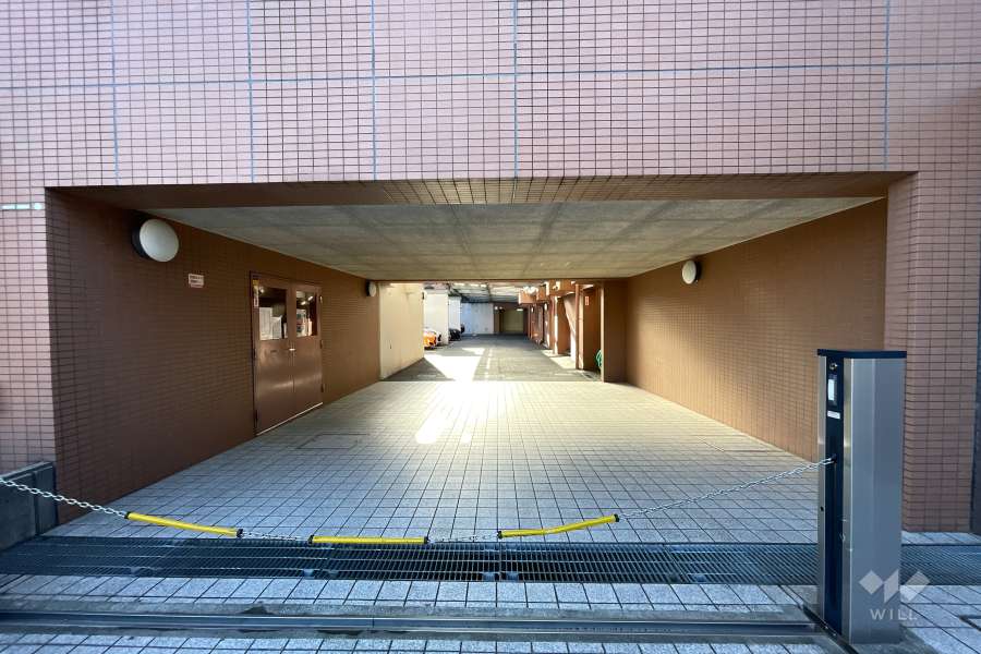 駐車場の出入り口（ロボットゲート付き）