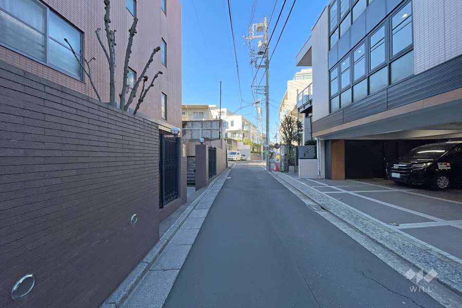 敷地北西側の前面道路（北東側から）