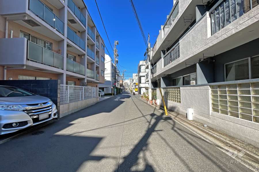 敷地南西側の前面道路（南東側から）