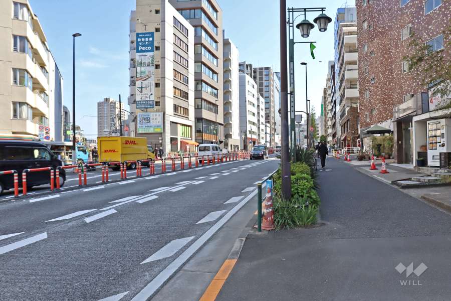 敷地東側の前面道路（北側から）