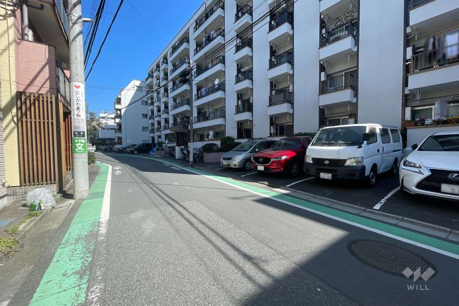 敷地南西側の前面道路（南東側から）
