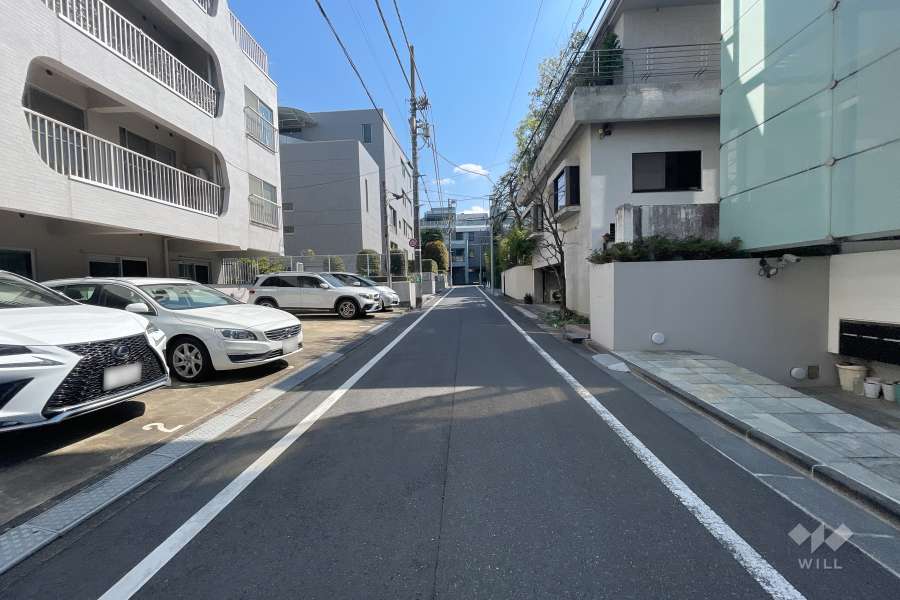 敷地西側の前面道路