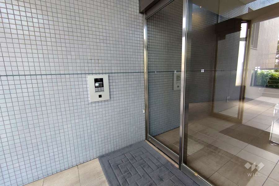 エントランスはオートロック付きです。