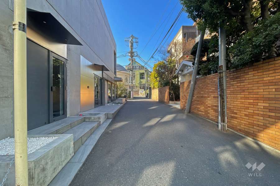 敷地北西側の前面道路（北東側から）