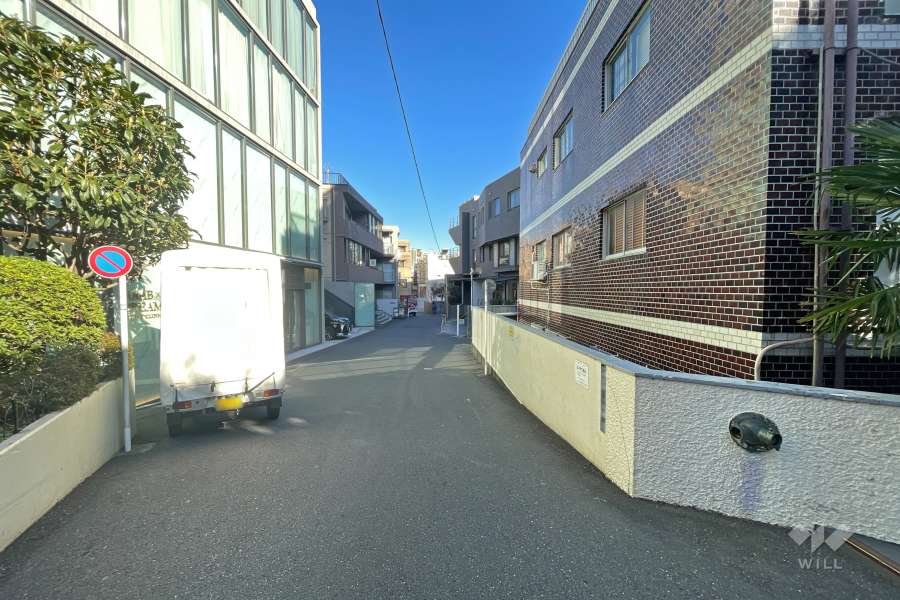 敷地北西側の前面道路（南西側から）