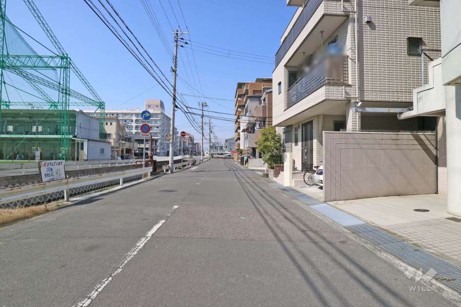 敷地南側の前面道路