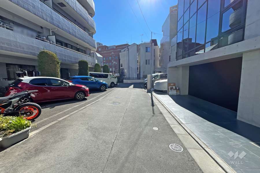 敷地西側の前面道路