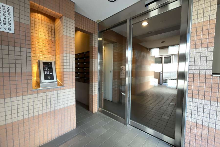 エントランスはオートロック付きです。
