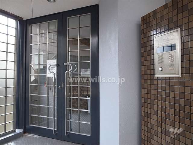 エントランスはオートロック付きです。