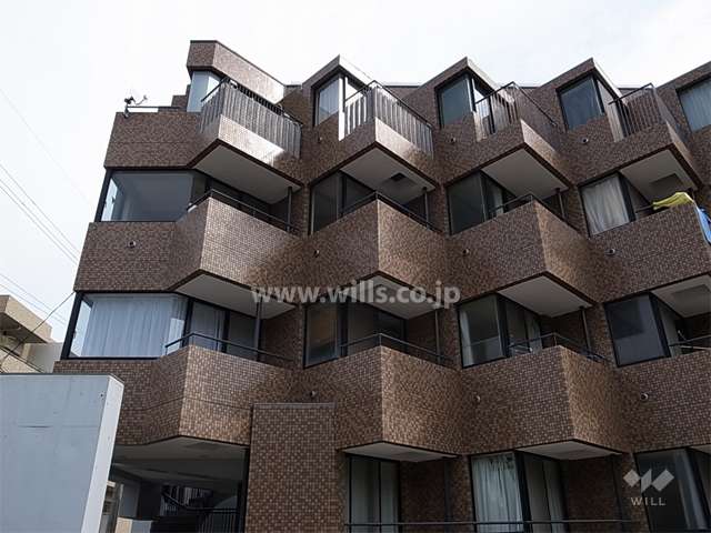 外壁は高級感のあるタイル貼りで、雁行設計になっています。