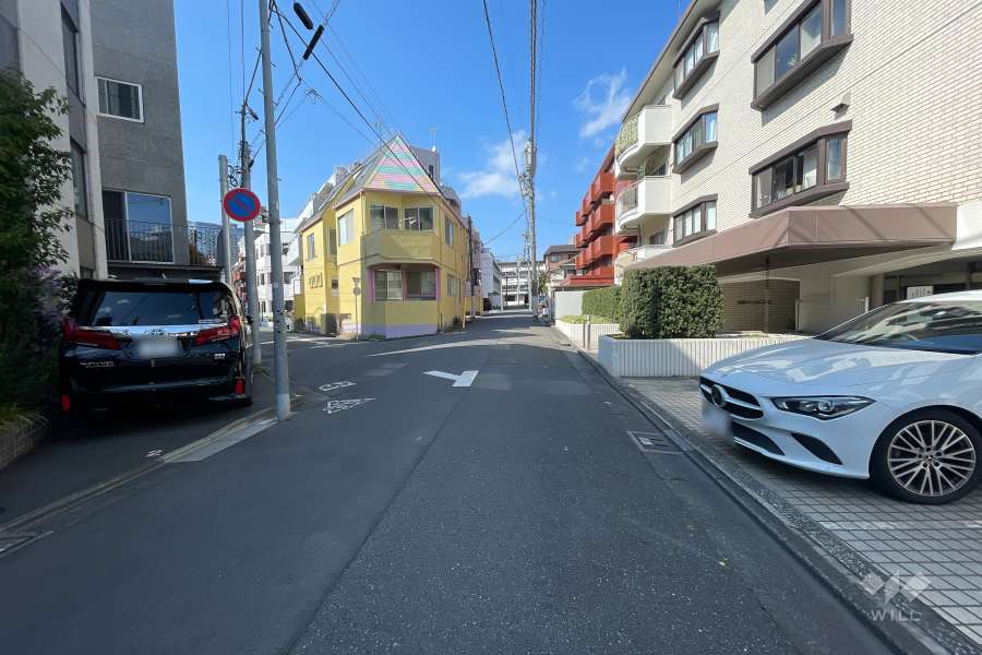 敷地西側の前面道路