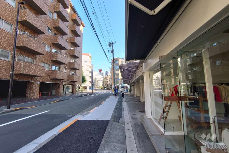 敷地北東側の前面道路（北西側から）