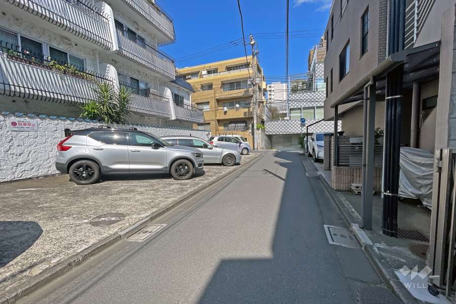 敷地内駐車場（屋外平面式・西側）と敷地西側道路