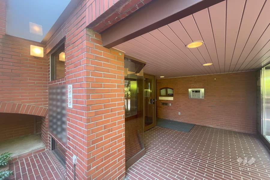 エントランスはオートロック付きです。