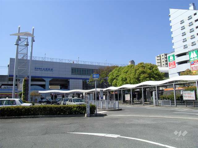 すぐ東側には、駅のロータリーと広場があります。
