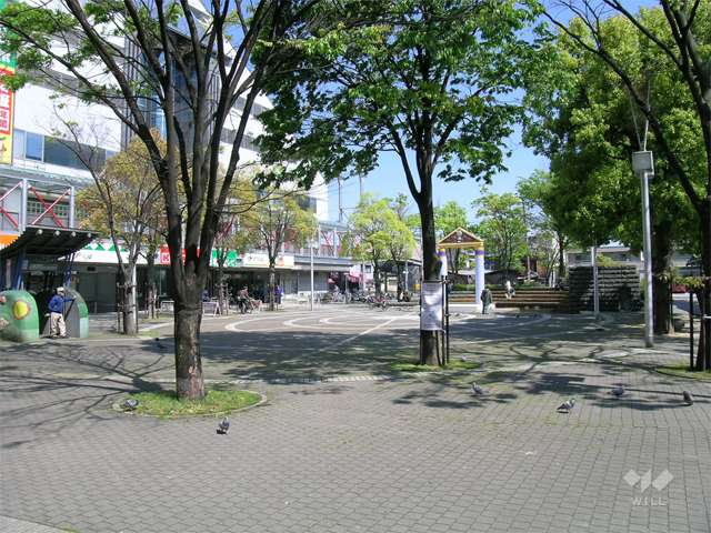 敷地の東側は広場になっています。