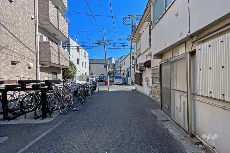 敷地南東側前面道路のほか西側にも接道しています。
