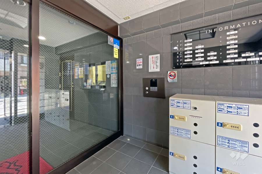 エントランスはオートロック付きです。宅配ボックスも備えています。