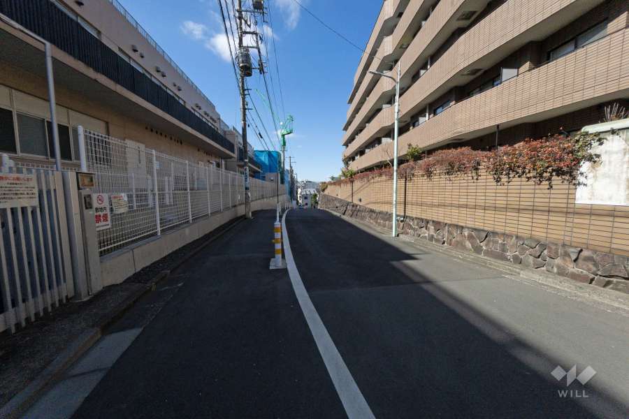 敷地南側の前面道路（東側から）