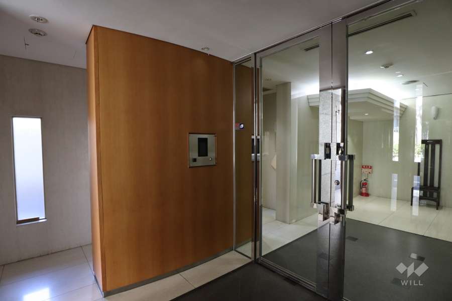 エントランスはオートロック付きです。